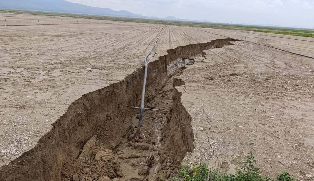 Konya'da yağış sonrası tarlada yüzey yarığı oluştu 