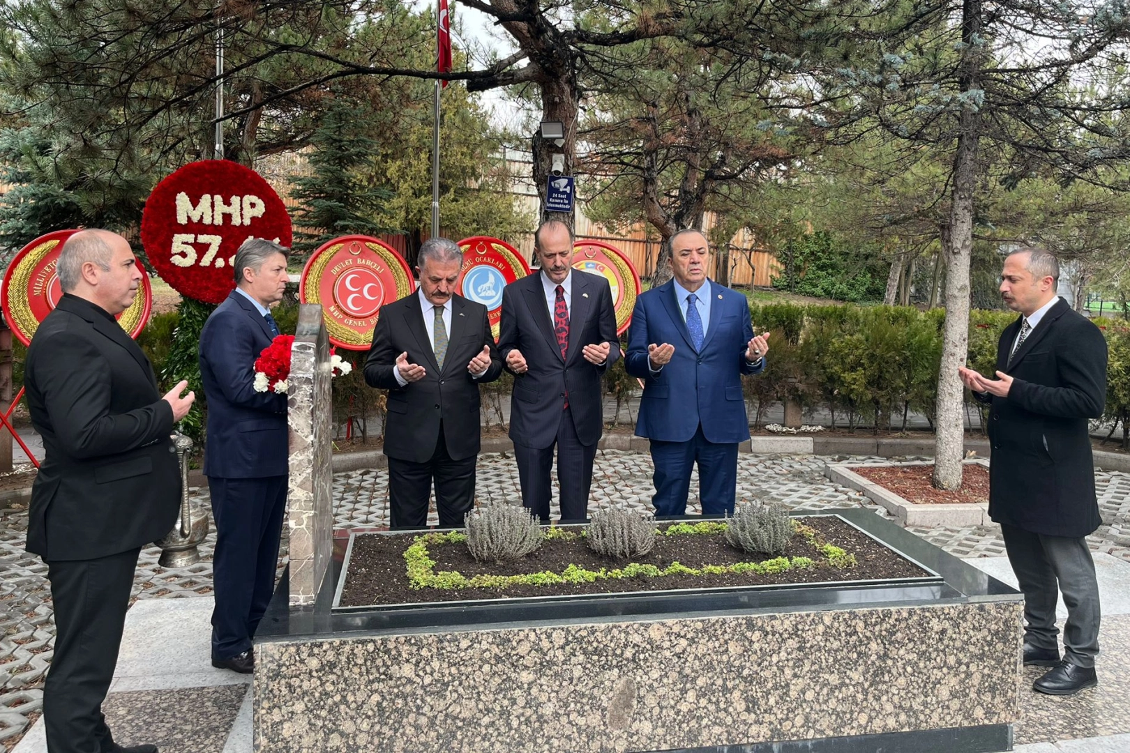 MHP&rsquo;den Alparslan T&uuml;rkeş&rsquo;in kabrine ziyaret