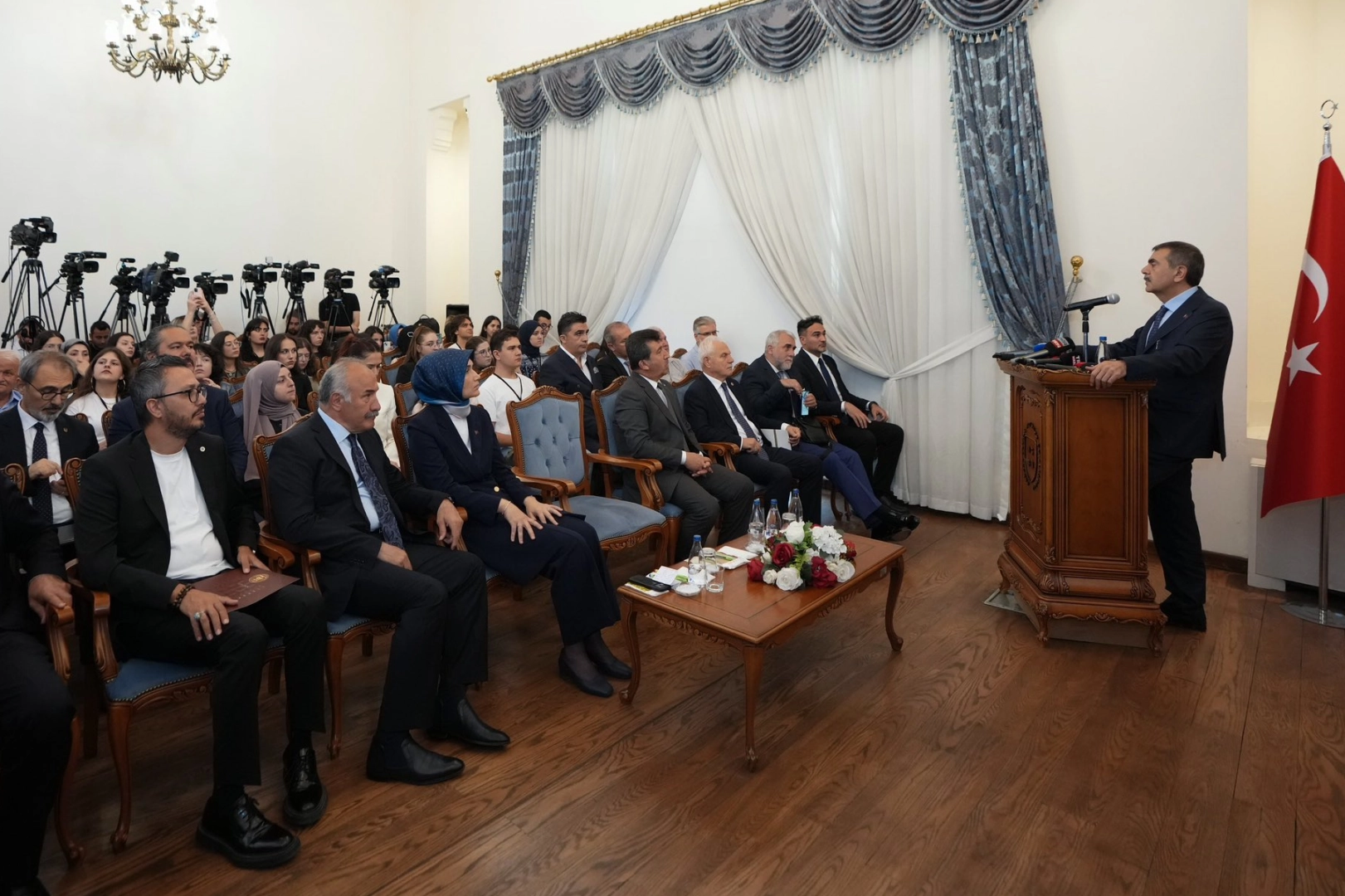 Bakan Tekin: Bizi g&uuml;&ccedil;l&uuml; kılan birbirimize olan bağlılığımız