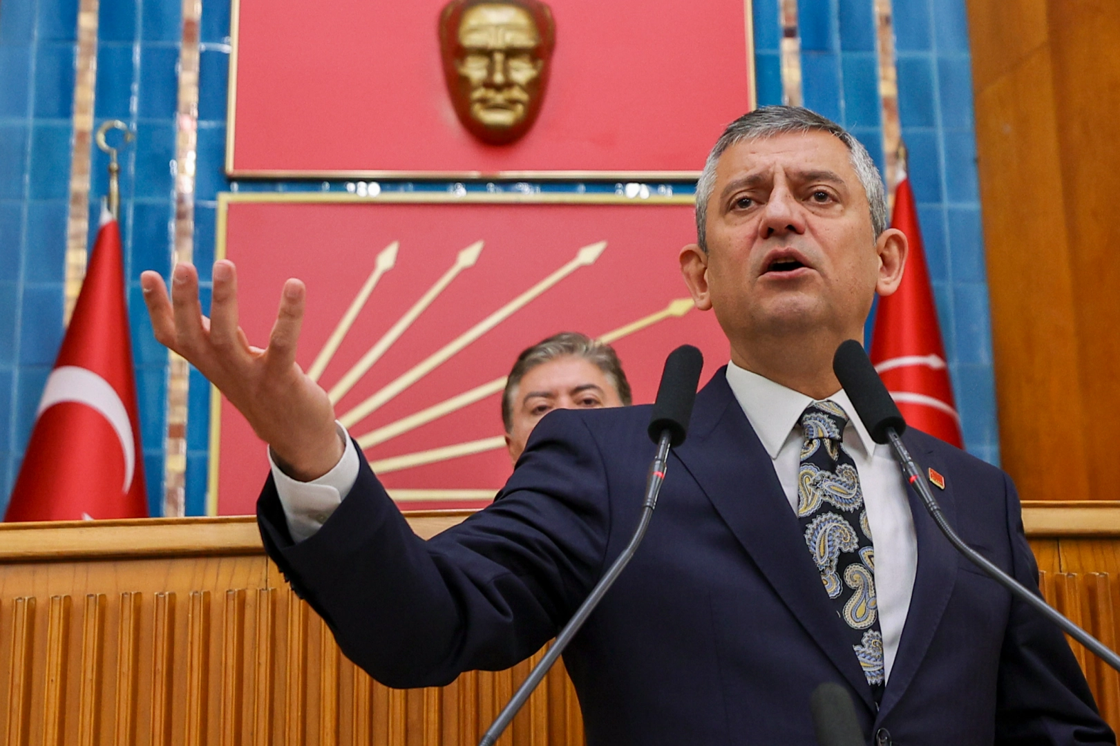 &Ouml;zg&uuml;r &Ouml;zel: Varsa diploman sunacaksın