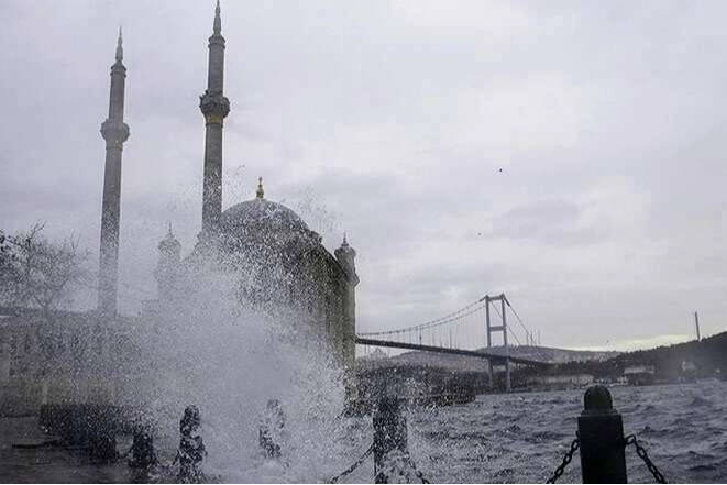 Meteoroloji&rsquo;den &uuml;&ccedil;l&uuml; uyarı! Sağanak, fırtına ve toz taşınımı geliyor!
